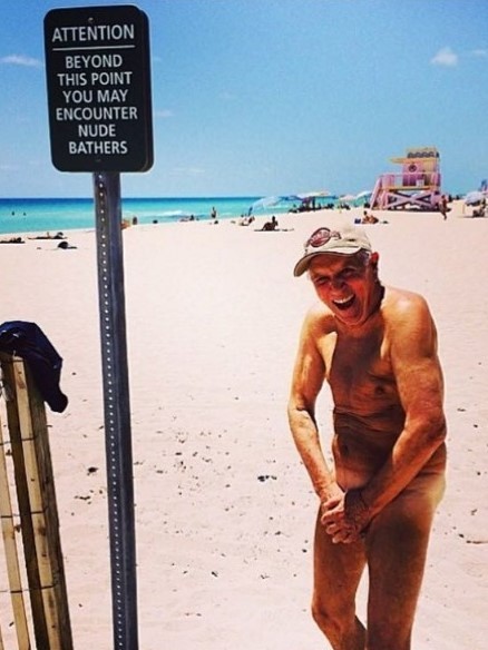 Carlos Alberto de Nóbrega posa pelado em Praia de nudismo, em Miami