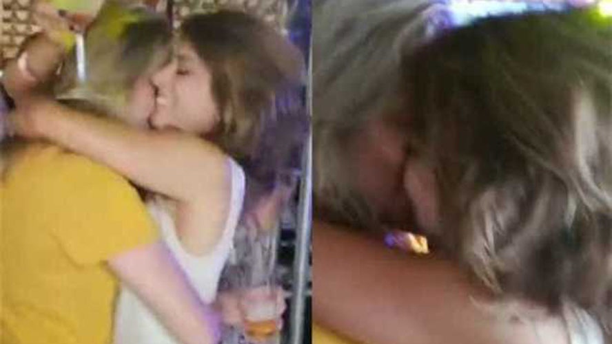 Fernanda Gentil e a namorada Priscila Montadon se beijam em festa de aniversário