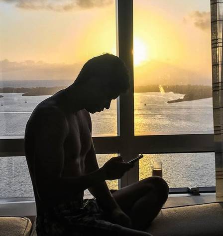 Clebson Teixeira posa sem camisa no Instagram de Lulu Santos