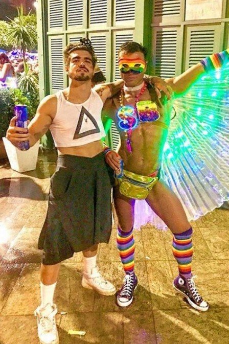 Caio Castro curte carnaval com roupas femininas e herói LGBT