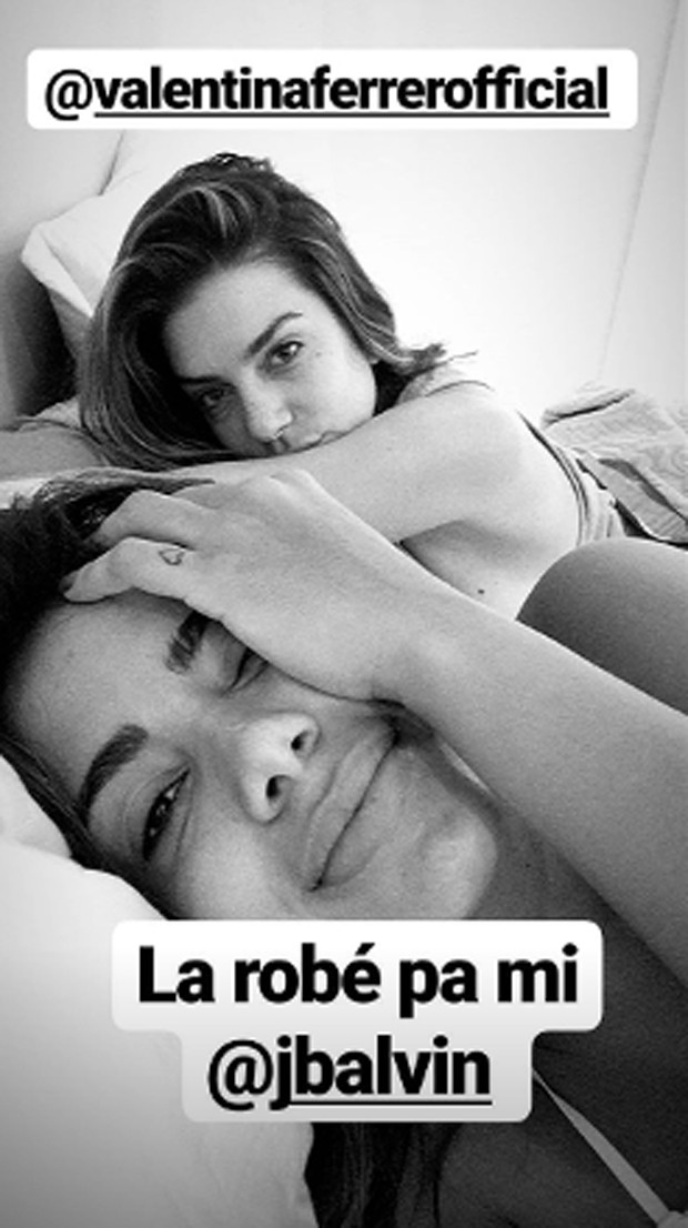 Anitta posta foto na cama com modelo Valentina Ferrer