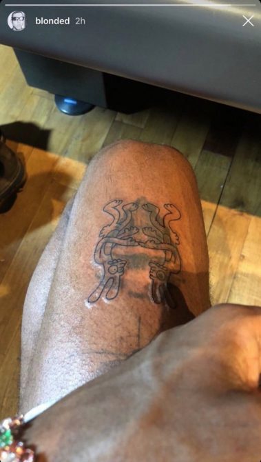 Frank Ocean faz tatuagem inspirado em desenho do criador de Os Simpsons