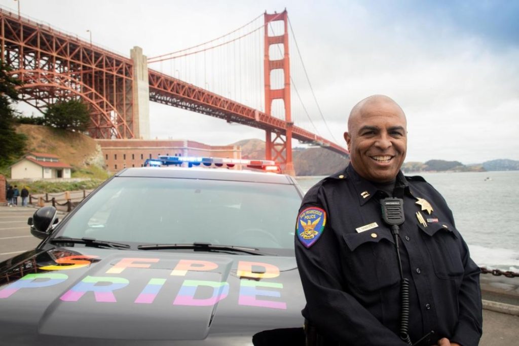 Policial de São Francisco com viatura e uniforme em homenagem a Parada LGBTQ+ 
