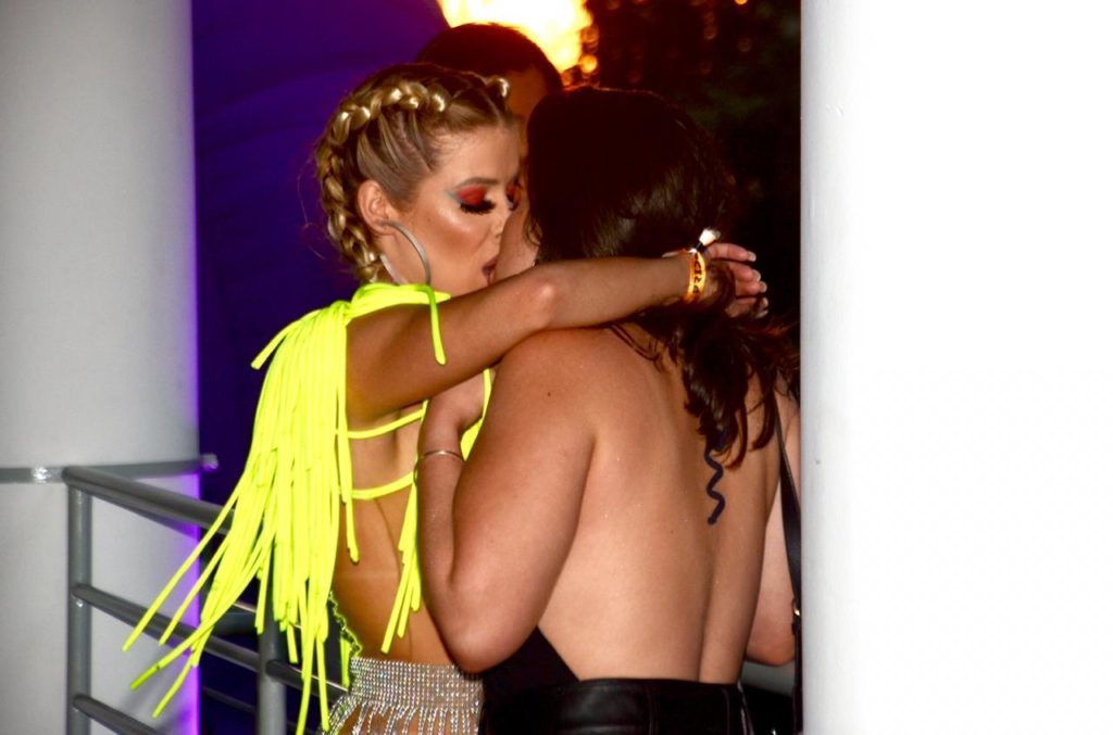 Ex-bbb Jaqueline é flagrada aos beijos com outra mulher (Fotos: AgNews)