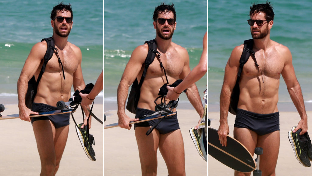 Marcos Pitombo exibe a barriga tanquinho em praia do Rio de Janeiro