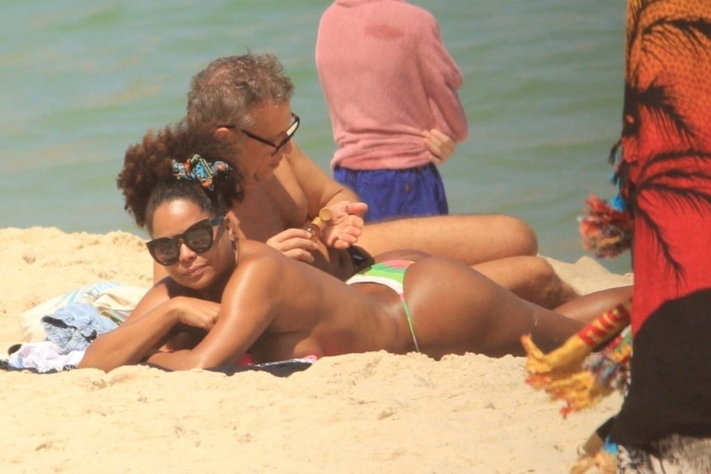 Adriana Bombom faz topless em praia do Rio de Janeiro