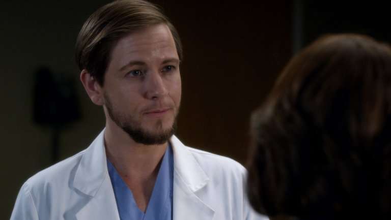 Alex Blue Davis como Casey Parker na série Grey's Anatomy