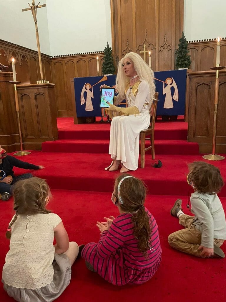 Aaron Musser liderou culto com crianças vestido de drag queen