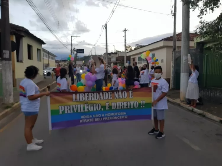 Família e amigos da vítima realizaram protesto contra a homofobia