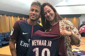 Neymar ao lado de sua mãe Nadine