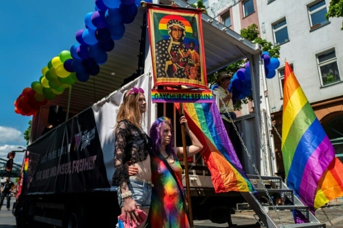 Padres e fiés católicos vão às ruas para pedir por direitos LGBT