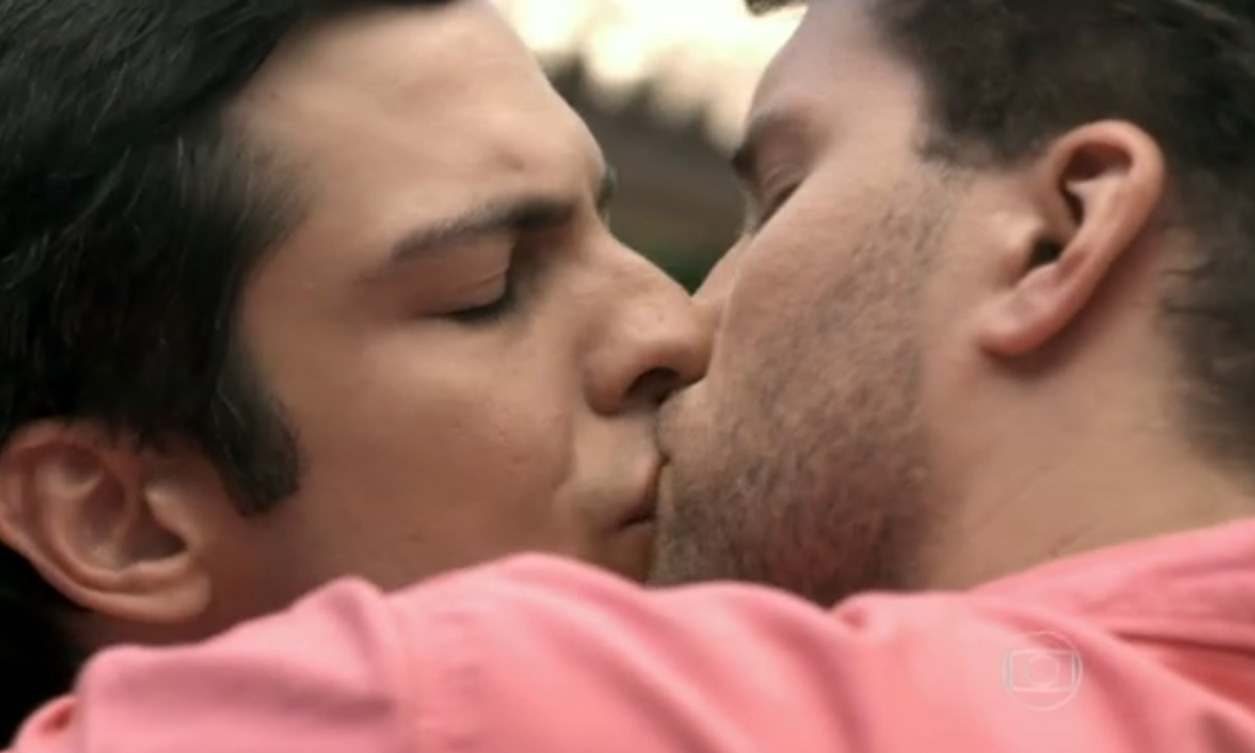 Beijo gay entre Felix (Mateus Solano) e Niko (Thiago Fragoso) em Amor à Vida