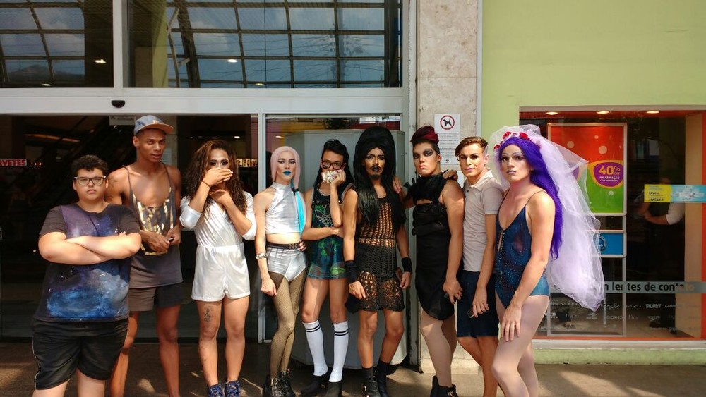 Grupo de drag queens barrado em shopping da Zona Leste