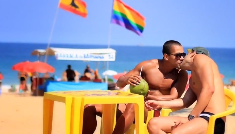 Casal gay se beija no Rio de Janeiro