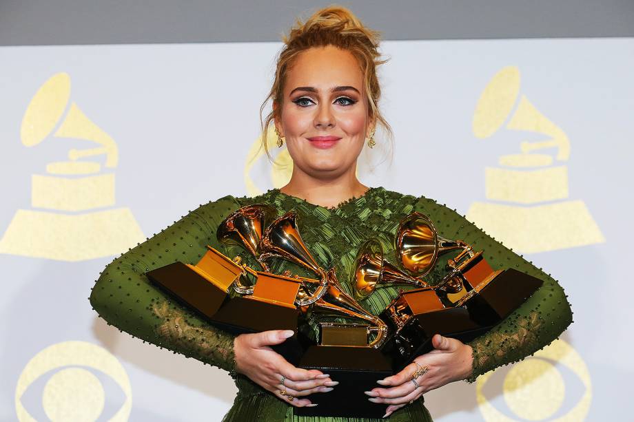 A cantora Adele durante a cerimônia da 59ª edição do Grammy no Staples Center, em Los Angeles, nos Estados Unidos