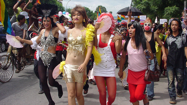 Membros da comunidade do terceiro de gênero marcham na parada LGBTI em Katmandu em 2010.