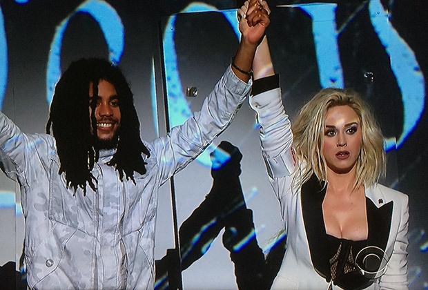 Katty Perry e Skip Marley em apresentação no Grammy 2017