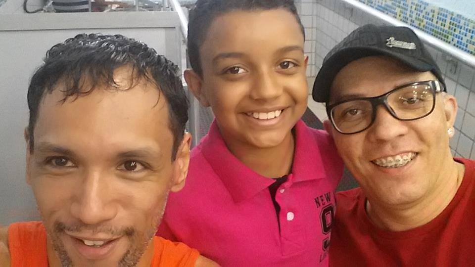 O menino João e seus pais, Marcelo Pereira e Fernando Luz