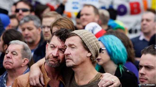 Casal gay em protesto na Austrália