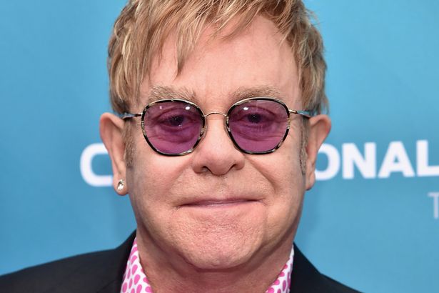 O cantor Elton John