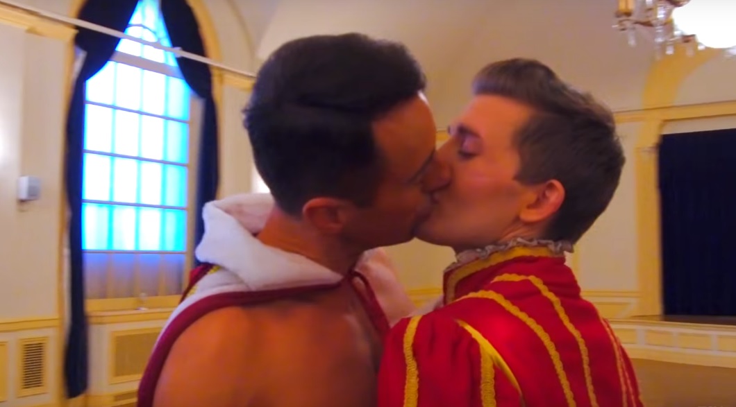 Versão gay de A Bela e a Fera faz sucesso no Youtube