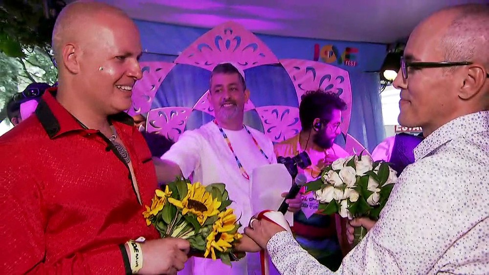Cassio e Heberth se casaram no bloco Love Fest, na região central de São Paulo