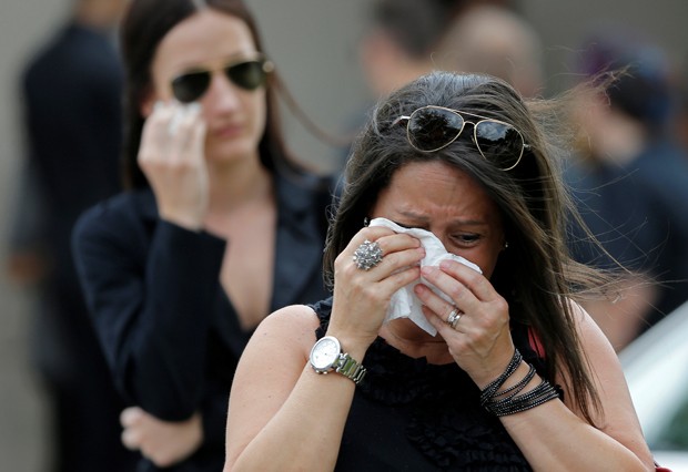 Mulher chora durante o funeral de Anthony Luis Laureano Disla, que foi morto no ataque
