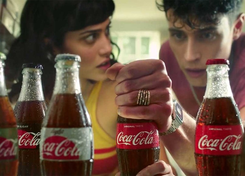 Irmãos disputam em comercial da Coca-Cola pela atenção do boy magia que limpa a piscina