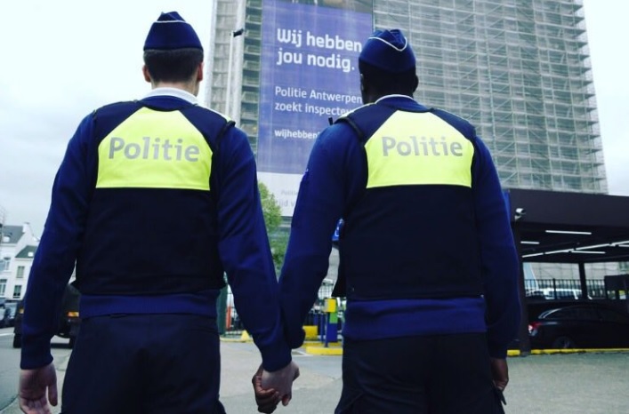 Policias dão as mãos na Holanda em solidariedade a casal gay vítima de ataque homofóbico