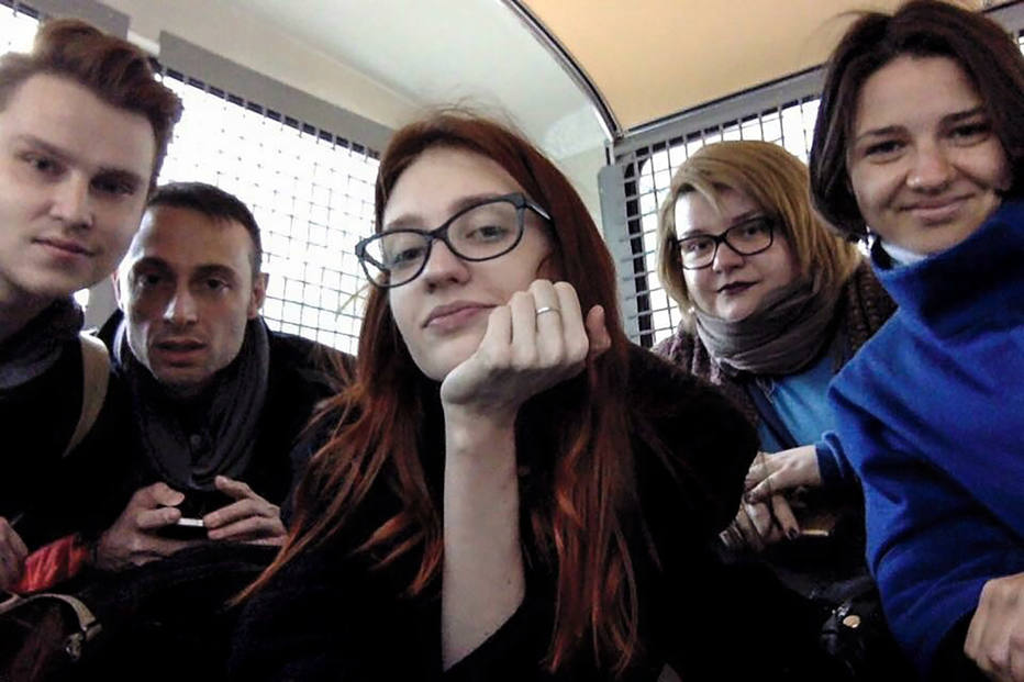 Ativistas dos direitos gays posam para selfie antes de serem presos, em Moscou Foto: AFP