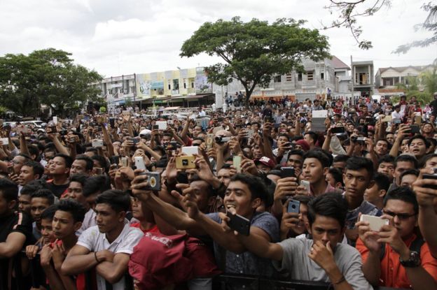 Uma multidão compareceu para assistir à punição na Província de Aceh