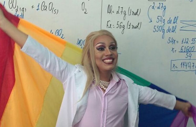 O professor que já tem mais de 25 anos de licenciatura e mestrado no ensino de Química, ressalta a importância dessa representatividade para os alunos LGBTs.