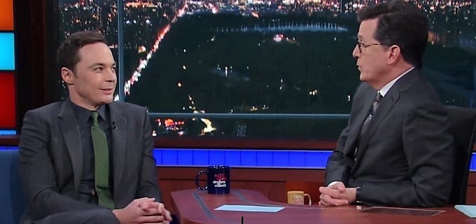 O ator Jim Parsons (à esq.) com Stephen Colbert em edição do talk show exibido ontem (3)