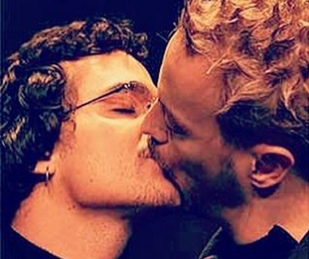 Beijo entre Wagner Moura e Guilherme Weber