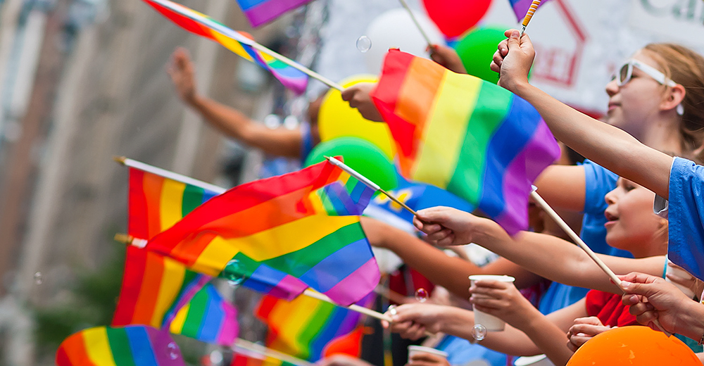 Paradas LGBT+ agitam o mundo nessa época do ano