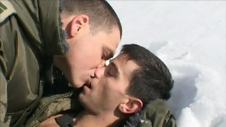 Delicada Relação (Yossi & Jagger, 2002), do diretor Eytan Fox (mesmo de Bubble, 2006), expõe as dificuldades de um amor entre dois soldados em meio à guerra entre Israel e Líbano