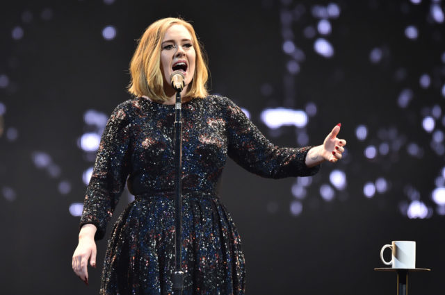 Adele dá a entender em carta que vai encerrar carreira nos palcos