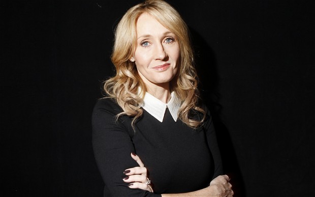 J.K. Rowling, autora da saga Harry Potter respondeu a seguidor que fez comentário homofóbico para ela.