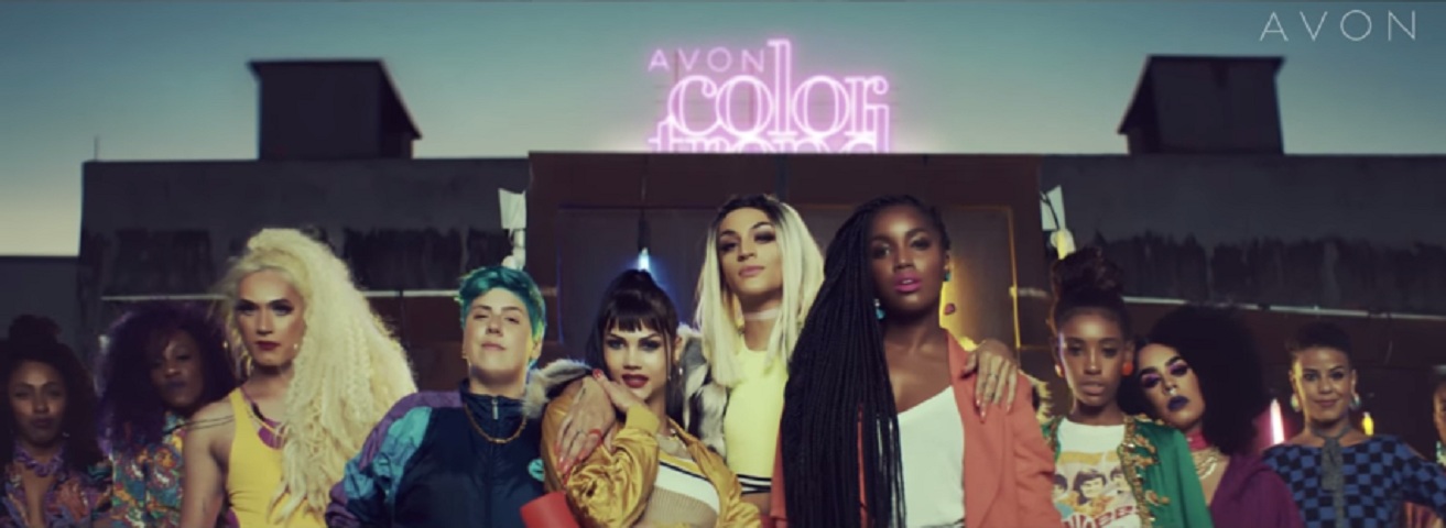 Mulheres e drag queens se unem na nova campanha da Avon.