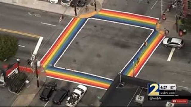 Faixas de segurança em cidades dos EUA foram trocadas pelas cores do arco-íris