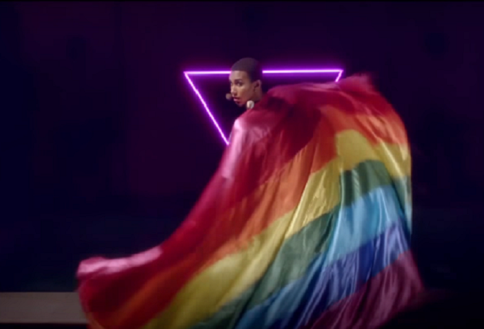 Membros da comunidade LGBT costuram bandeira do arco-íris em vídeo da Doritos.