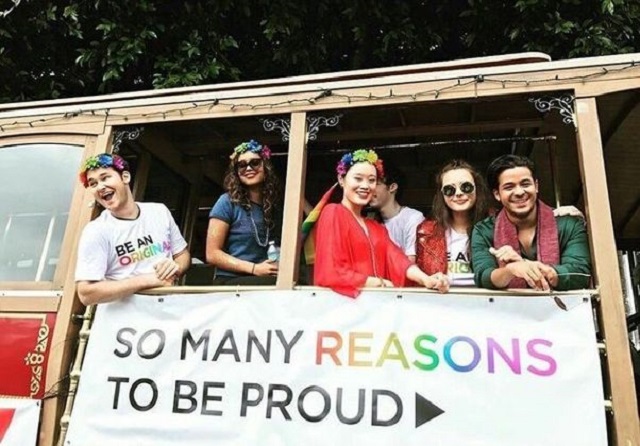 Foto: Elenco de 13 Reasons Why participa da Parada LGBT de São Francisco no carro da Netflix.