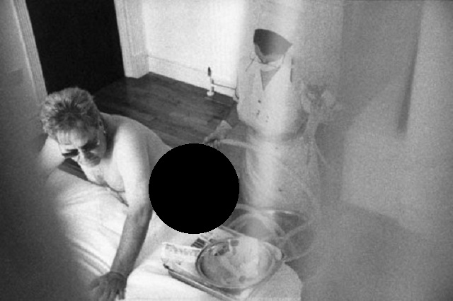 Em foto Elton John faz o que parece ser limpeza anal com enfermeira