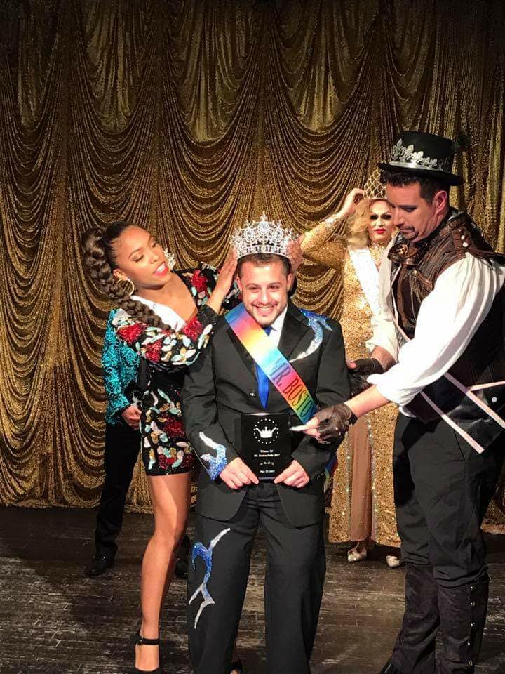Tyler Tuccio recebe sua coroa de Mr. Boston Pride 2017.