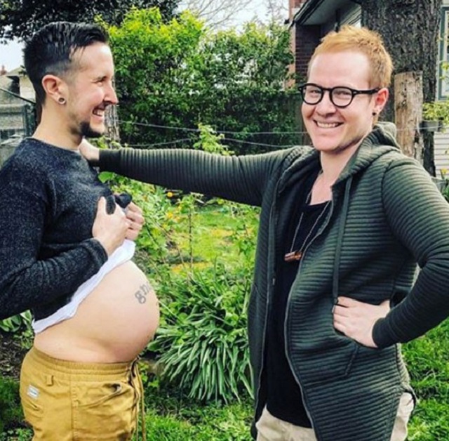 Homem transgênero Trystan Reese compartilha andamento de sua gravidez nas redes sociais.