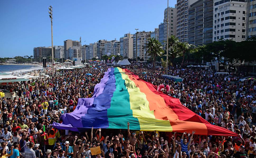 Homem entrou na Justiça após fotos suas na Parada LGBT do Rio foram comercializadas
