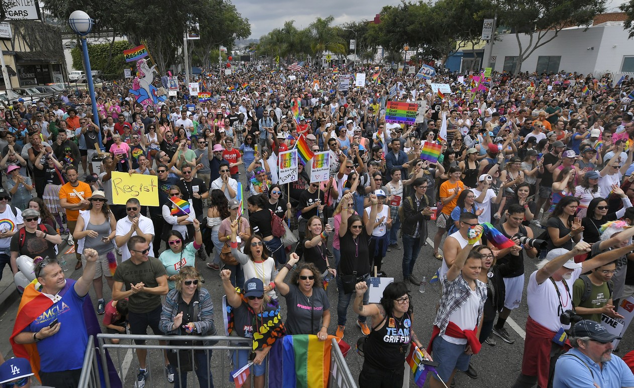 Marcha pelos direitos LGBT reúne milhares nos EUA.