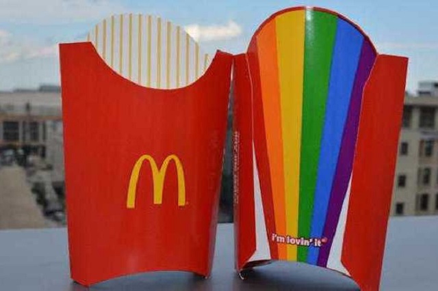 Mc Donald's lançou uma embalagem especial de fritas em homenagem ao Orgulho LGBT.