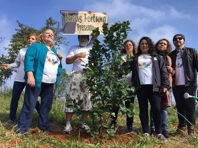 Ativistas plantam árvores para honrar vítimas de LGBTfobia