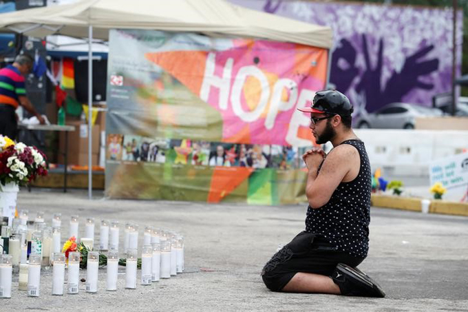 Sobrevivente do ataque na boate Pulse visita o memorial um ano após a tragédia.